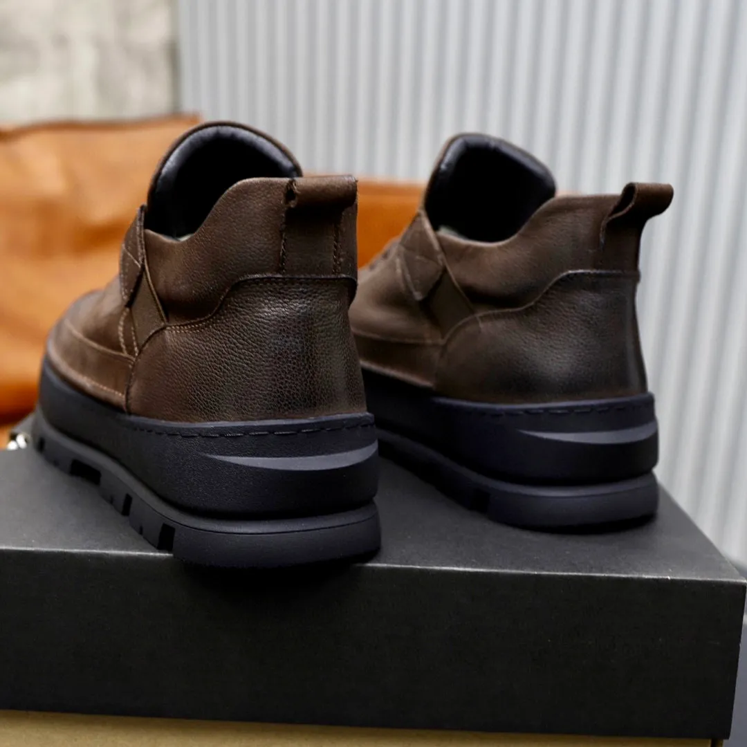 Ex-factory price: 640💰Thick wool imported from Australia Brand: UGG genuine purchasing agent Size: 38-44 Grade: Official website 1:1 Material: First layer of genuine leather waterproof and antifreeze upper Real wool lining Original non-slip soft wear-resistant outsole Style category: Men's casual shoes Trendy style Comfortable on the feet Color: Official website color synchronization